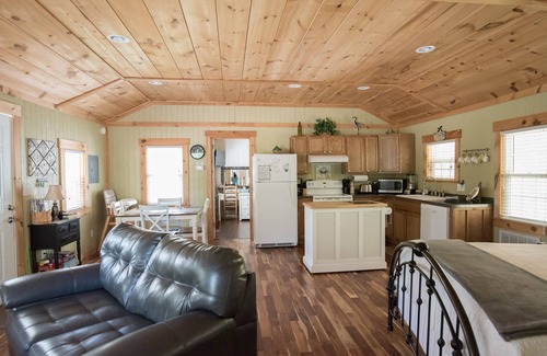 Durants Neck Cottage | ~The Pinewood Guesthouse ~Jacuzzi Tub~Fire Pit~Wi-fi~Getaway~Near Croquet Club