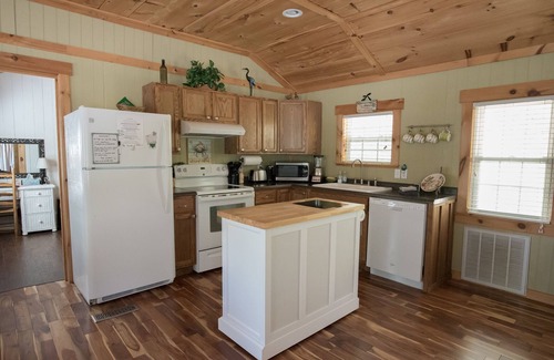 Durants Neck Cottage | ~The Pinewood Guesthouse ~Jacuzzi Tub~Fire Pit~Wi-fi~Getaway~Near Croquet Club