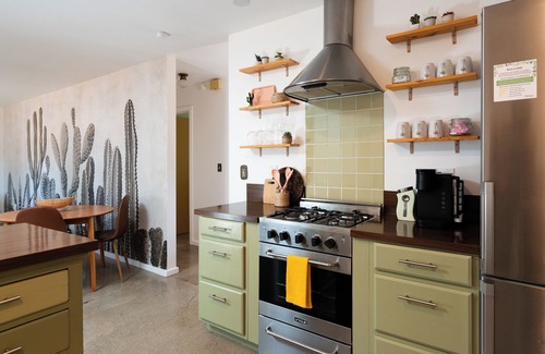 Yucca Valley House | The Pink Agave: Retro Glam Views+Cold Plunge+Hot Tub+Gym+Dog&Festival Friendly
