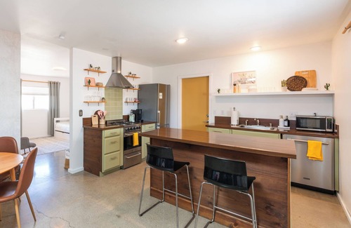 Yucca Valley House | The Pink Agave: Retro Glam Views+Cold Plunge+Hot Tub+Gym+Dog&Festival Friendly