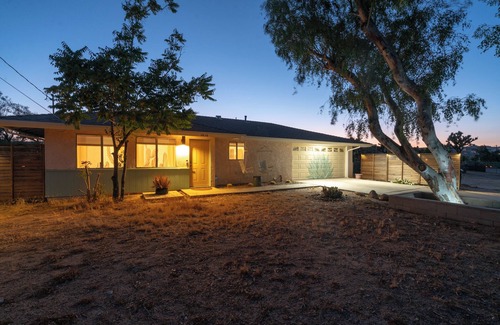 Yucca Valley House | The Pink Agave: Retro Glam Views+Cold Plunge+Hot Tub+Gym+Dog&Festival Friendly