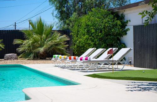 Indio House | The Pink Cactus - Desert Retreat - Luxe Pool, Golf & Game Room