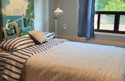 Normandale Cottage | The Pink Door Cottage beach+kayaks+hiking+hot tub+fire pit +sunroom+covered bbq