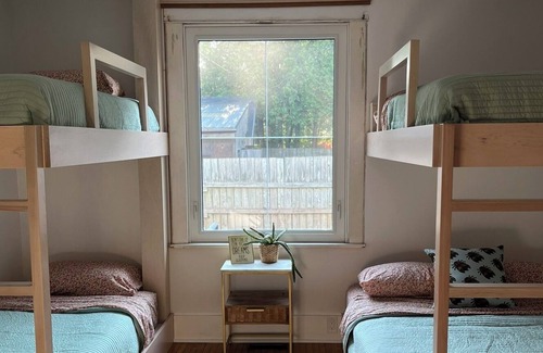 Normandale Cottage | The Pink Door Cottage beach+kayaks+hiking+hot tub+fire pit +sunroom+covered bbq
