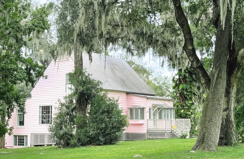 Lakeland House | The Pink House at Crews Lake Ranch, a 240-acre Estate ~ 40mi. from Disney