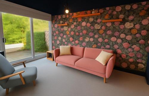 Graig House | The PINK House , FREE Parking , 3 Bedrooms , Garden , close to M4 and countryside!