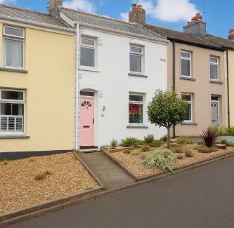 Graig House | The PINK House , FREE Parking , 3 Bedrooms , Garden , close to M4 and countryside!