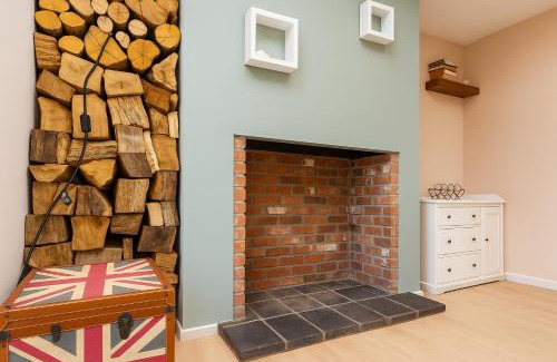 Graig House | The PINK House , FREE Parking , 3 Bedrooms , Garden , close to M4 and countryside!