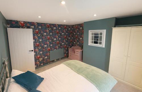 Graig House | The PINK House , FREE Parking , 3 Bedrooms , Garden , close to M4 and countryside!