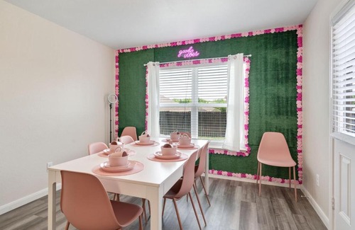 Seagoville Villa | The Pink Manor Nr Downtown