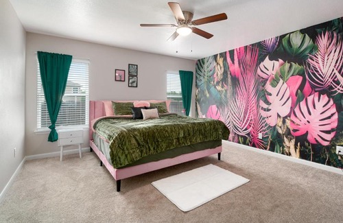 Seagoville Villa | The Pink Manor Nr Downtown