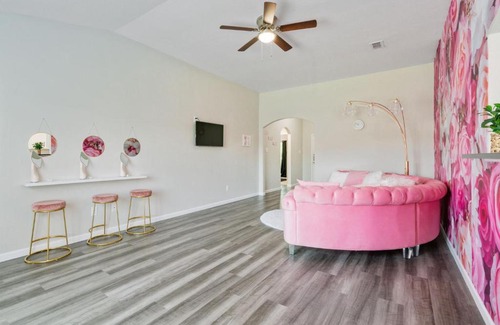 Seagoville Villa | The Pink Manor Nr Downtown