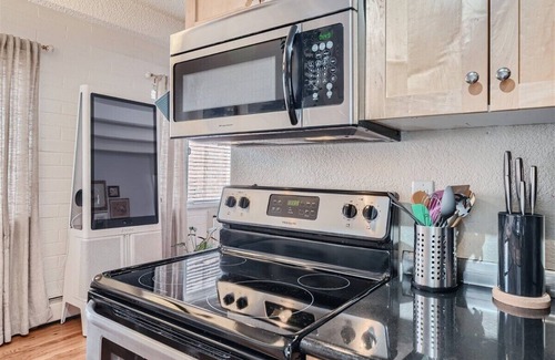 Speer Apartment | The Pink Pearl, 1BD, 30 Day, Pool, Wash Park West