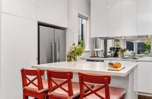 South Melbourne Apartment | The Place! On Clarendon Place. Position Perfect.