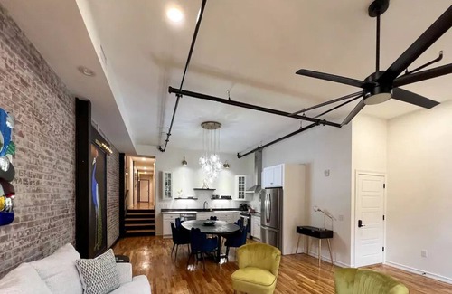 Glasgow Apartment | The Plaid Peacock - minutes from Mammoth Cave. Family sized, downtown Glasgow!nn