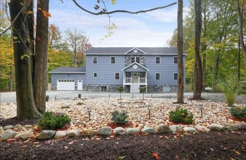 Tunkhannock Township House | The Poconest - Luxurious Mountain Mansion