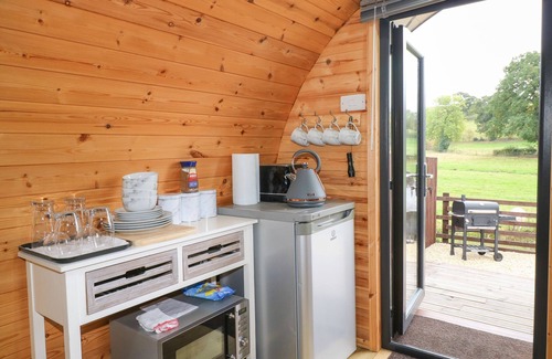 Kingstone Cottage | THE POD AT BANK HOUSE FARM, romantic, with a garden in Hixon