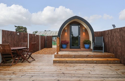 Kingstone Cottage | THE POD AT BANK HOUSE FARM, romantic, with a garden in Hixon