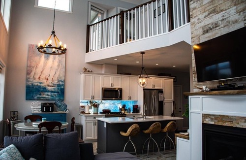 Central Okanagan House | The Point, Breathtaking Lake Views, Luxurious Resort Cottage, La Casa, Kelowna