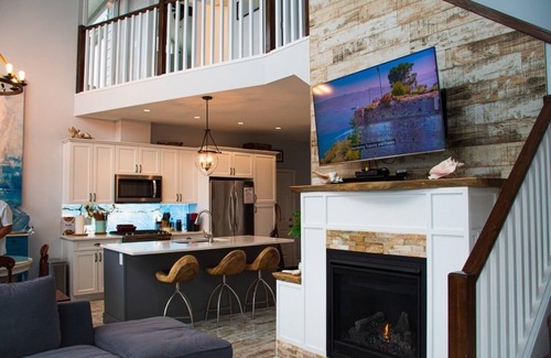 Central Okanagan House | The Point, Breathtaking Lake Views, Luxurious Resort Cottage, La Casa, Kelowna