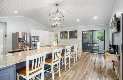 Sunrise Beach House | The Point of View! - Private Dock and Bar!