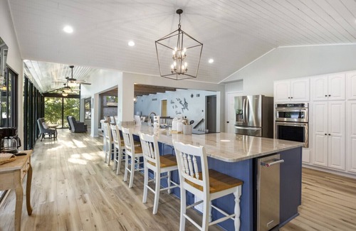 Sunrise Beach House | The Point of View! - Private Dock and Bar!