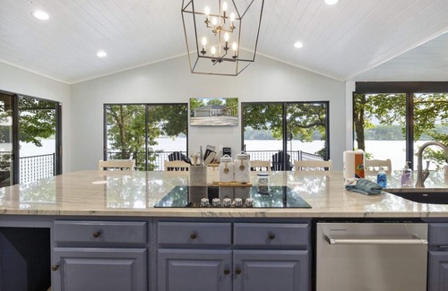 Sunrise Beach House | The Point of View! - Private Dock and Bar!