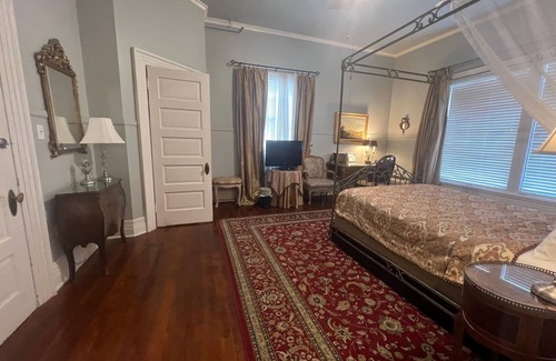 Hammond Bed & Breakfast | The Pompadour Room W/Queen Bed