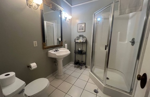 Hammond Bed & Breakfast | The Pompadour Room W/Queen Bed