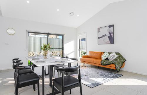 The Ponds House | The Pond sweet 4 br home by Coles with garage&WiFi