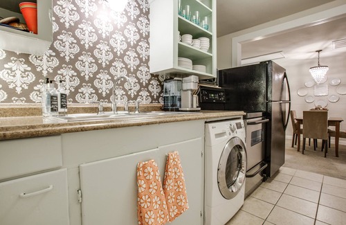 Fort Worth House | The Pool House minutes from W7th , TCU , Stockyards , Museums & Dickie’s Arena