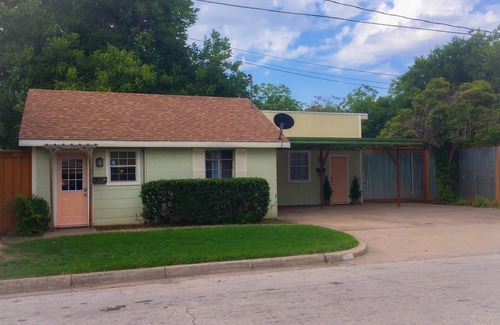 Fort Worth House | The Pool House minutes from W7th , TCU , Stockyards , Museums & Dickie’s Arena