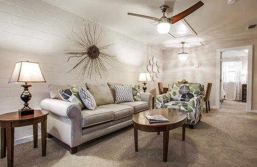 Fort Worth House | The Pool House minutes from W7th , TCU , Stockyards , Museums & Dickie’s Arena