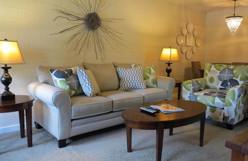 Fort Worth House | The Pool House minutes from W7th , TCU , Stockyards , Museums & Dickie’s Arena