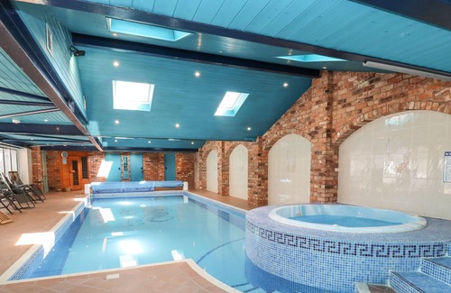 Deerhurst Other | THE POOL HOUSE, romantic, character holiday cottage in Tewkesbury