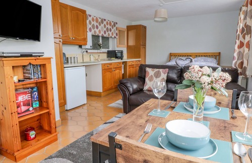 Crediton Cottage | THE POOL HOUSE, romantic, country holiday cottage in Crediton