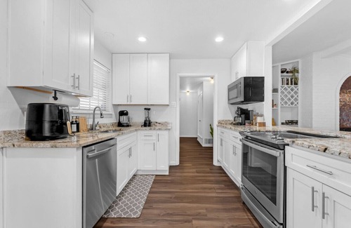 Irving House | The Pool Pad | Sleeps 8