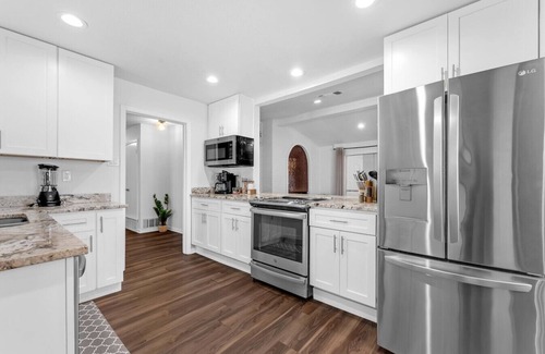 Irving House | The Pool Pad | Sleeps 8