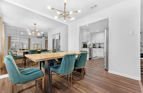 Irving House | The Pool Pad | Sleeps 8