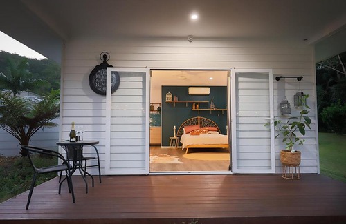 Valdora House | The Poolhaus Retreat - Peaceful Private Studio