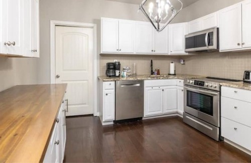 Fort Worth House | The Poppy Hideaway - 5 min walk to Lake Worth!