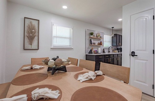 Waco House | The Porch- A cozy stay just 5 mi to BU/Magnolia/Downtown