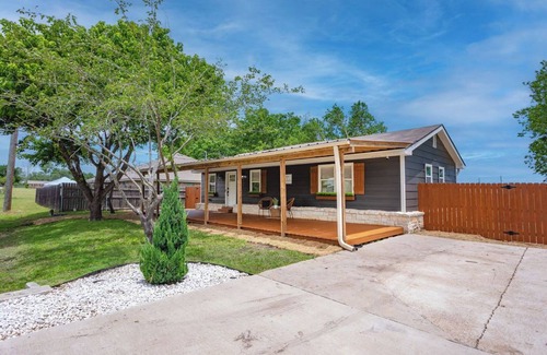 Waco House | The Porch- A cozy stay just 5 mi to BU/Magnolia/Downtown