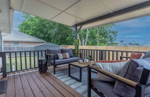 Waco House | The Porch- A cozy stay just 5 mi to BU/Magnolia/Downtown
