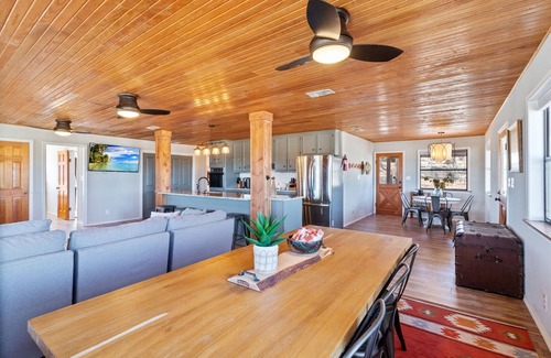 Harper House | The Porch & Prairie Ranch, Sleeps 20! Peaceful Oasis, Pool, Jacuzzi, Events!