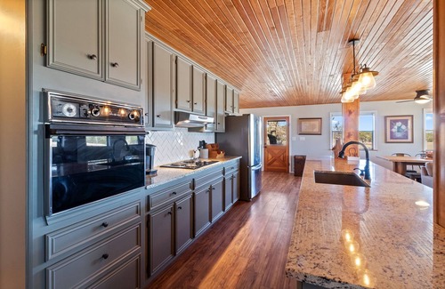 Harper House | The Porch & Prairie Ranch, Sleeps 20! Peaceful Oasis, Pool, Jacuzzi, Events!