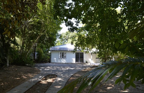 Yungaburra Villa | The Possum Pad Yungaburra Village. Walk to Restaurants, Historic Pub