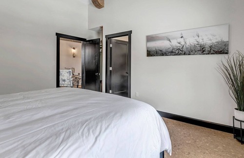 South Bruce House | The Post and Beam Riverside Retreat, 10 Bedrooms, Sleeps 20