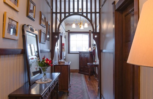Smithton House | The Postmaster Inn Bed and Breakfast - Smithton R3 - Free Continental Breakfast