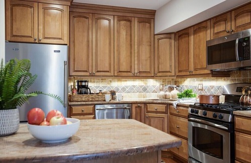 West End House | The Potomac - Friendly Townhouse Near DC & Old Town - 3 En-Suite Baths